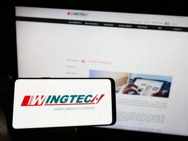 Stuttgart, Almanya - 07-01-2023: Çinli Wingtech Technology Co. Ltd. şirketinin logosuna sahip kişi web sitesinin önünde ekranda. Telefon ekranına odaklan.