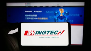 Stuttgart, Almanya - 07-01-2023: Çinli Wingtech Technology Co. Ltd. şirketinin logosu olan cep telefonu web sayfasının önünde ekranda. Telefon ekranına odaklan.