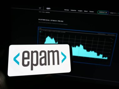 Stuttgart, Almanya - 07-01-2023: Amerikan yazılım şirketi EPAM Systems Inc. 'in logosunun bulunduğu cep telefonu web sayfası önünde ekranda. Telefon ekranına odaklan.