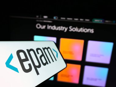 Stuttgart, Almanya - 07-01-2023: Amerikan yazılım şirketi EPAM Systems Inc. 'in logosuna sahip akıllı telefon, iş dünyasının web sitesi önünde ekranda. Telefon ekranının soluna odaklan.