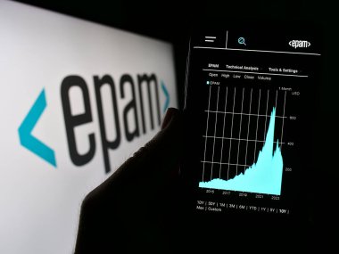 Stuttgart, Almanya - 07-01-2023: ABD 'li yazılım şirketi EPAM Systems Inc.' in web sayfası olan cep telefonu logonun önünde ekranda. Telefon ekranının merkezine odaklan.