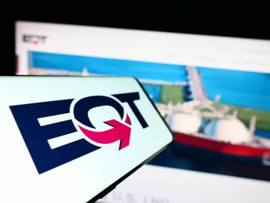 Stuttgart, Almanya - 07-01-2023: Web sitesinin önünde ekranda Amerikan petrol şirketi EQT Corporation 'ın logosunun bulunduğu cep telefonu. Telefon ekranının merkez soluna odaklan.
