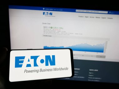 Stuttgart, Almanya - 07-01-2023: Elektrik idaresi şirketi Eaton Corporation plc 'in logosunun bulunduğu cep telefonu web sayfası önünde ekranda. Telefon ekranına odaklan.