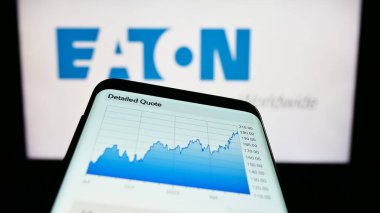 Stuttgart, Almanya - 07-01-2023: Elektrik idaresi şirketi Eaton Corporation plc 'in web sitesi olan akıllı telefon iş logosu önünde ekranda. Telefon ekranının sol üst kısmına odaklan.