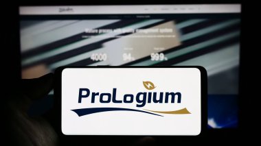 Stuttgart, Almanya - 07-01-2023: Tayvanlı ProLogium Technology Co. Ltd. şirketinin logosuyla cep telefonu sahibi kişi web sayfasının önünde ekranda. Telefon ekranına odaklan.