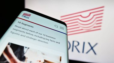 Stuttgart, Almanya - 07-01-2023: Japon finans şirketi ORIX Corporation 'ın web siteli akıllı telefon iş logosu önünde ekranda. Telefon ekranının sol üst kısmına odaklan.