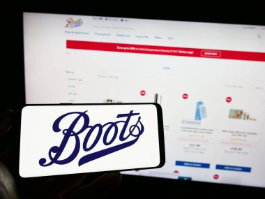 Stuttgart, Almanya - 07-01-2023: İngiliz eczane şirketi Boots UK Limited 'in logosunun bulunduğu cep telefonu web sayfası önünde ekranda. Telefon ekranına odaklan.