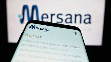 Stuttgart, Almanya - 07-01-2023: İş logosu önünde ekranda ABD 'li biyoteknoloji şirketi Mersana Therapeutics Inc.' in web sitesi bulunan cep telefonu. Telefon ekranının sol üst kısmına odaklan.