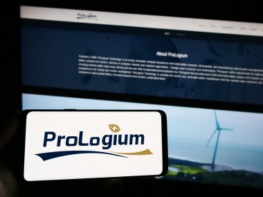 Stuttgart, Almanya - 07-01-2023: Tayvanlı şirket ProLogium Technology Co. Ltd. nin logosuna sahip kişi web sitesinin önünde ekranda. Telefon ekranına odaklan.