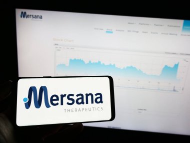Stuttgart, Almanya - 07-01-2023: ABD 'li biyoteknoloji şirketi Mersana Therapeutics Inc.' in logosunun bulunduğu cep telefonu web sayfası önünde ekranda. Telefon ekranına odaklan.