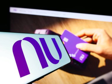 Stuttgart, Almanya - 06-30-2023: Brezilyalı Nu Pagamentos S.A. (Nubank) şirketinin logosu web sitesinin önünde ekranda. Telefon ekranının merkez soluna odaklan.