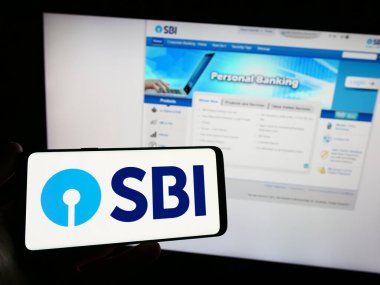 Stuttgart, Almanya - 06-30-2023: Hindistan Devlet Bankası 'nın (SBI) logosuna sahip kişi web sitesinin önünde ekranda. Telefon ekranına odaklan.