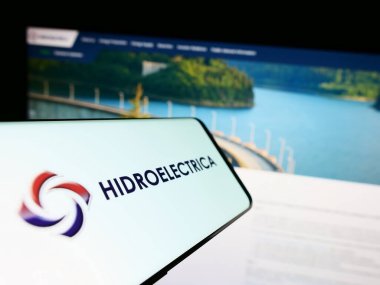 Stuttgart, Almanya - 06-30-2023: Romen enerji şirketi Hidroelectrica S.A. 'nın logosunun yer aldığı cep telefonu iş dünyasının web sitesinin önünde ekranda. Telefon ekranının merkezine odaklan.