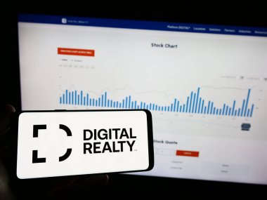 Stuttgart, Almanya - 06-28-2023: İnternet sayfasının önünde ekranda ABD 'li veri merkezi şirketi Digital Realty Trust Inc.' in logosunun bulunduğu cep telefonu sahibi kişi. Telefon ekranına odaklan.