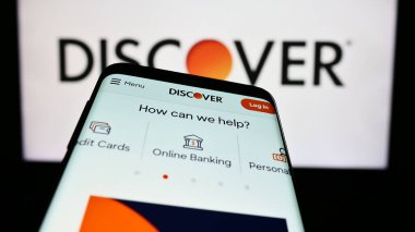 Stuttgart, Almanya - 06-28-2023: Smartphone ve ABD 'li Discover Financial Services şirketinin web sayfası iş logosu önünde ekranda. Telefon ekranının sol üst kısmına odaklan.