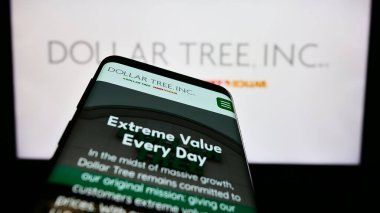 Stuttgart, Almanya - 06-28-2023: İş logosu önünde ABD 'li indirimli perakende şirketi Dollar Tree Inc.' nin web sayfası bulunan cep telefonu. Telefon ekranının sol üst kısmına odaklan.