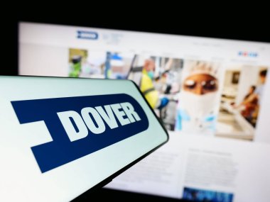 Stuttgart, Almanya - 06-28-2023: Amerikan endüstriyel şirketi Dover Corporation 'ın logosunu içeren cep telefonu web sitesinin önünde ekranda. Telefon ekranının merkez soluna odaklan.