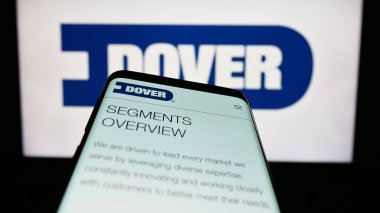 Stuttgart, Almanya - 06-28-2023: ABD 'li endüstriyel şirket Dover Corporation' ın web sayfası iş logosu önünde ekranda. Telefon ekranının sol üst kısmına odaklan.