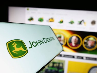 Stuttgart, Almanya - 06-28-2023: Amerikan Deere Company (John Deere) logosu olan akıllı telefon iş dünyasının web sitesinin önünde ekranda. Telefon ekranının soluna odaklan.