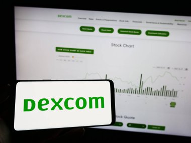 Stuttgart, Almanya - 06-28-2023: Amerikan Tıp Teknolojisi Şirketi DexCom Inc. 'in logosunun bulunduğu cep telefonu web sayfasının önünde ekranda. Telefon ekranına odaklan.