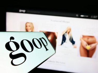 Stuttgart, Almanya - 06-28-2023: İnternet sitesi önünde ekranda ABD 'li yayıncılık ve e-ticaret şirketi Goop Inc.' in logosuna sahip cep telefonu. Telefon ekranının merkez soluna odaklan.