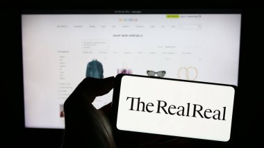 Stuttgart, Almanya - 06-28-2023: Amerikan e-ticaret şirketi The RealReal Inc. 'in logosunun bulunduğu cep telefonu web sayfası önünde ekranda. Telefon ekranına odaklan.