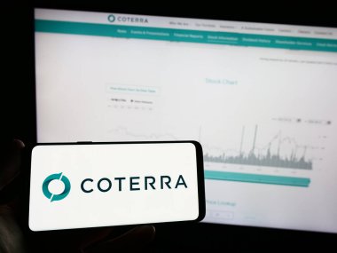 Stuttgart, Almanya - 06-28-2023: Üzerinde Amerikan petrol ve gaz şirketi Coterra Energy Inc. 'in logosu bulunan cep telefonu web sayfası önünde ekranda. Telefon ekranına odaklan.