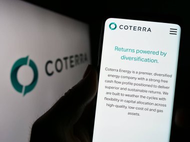 Stuttgart, Almanya - 06-28-2023: ABD 'li petrol ve doğalgaz şirketi Coterra Energy Inc.' in web sayfası olan cep telefonu logonun önünde ekranda. Telefon ekranının merkezine odaklan.