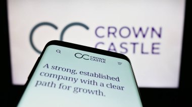 Stuttgart, Almanya - 06-28-2023: ABD 'li emlak şirketi Crown Castle Inc.' in web sitesinin bulunduğu cep telefonu iş logosu önünde ekranda. Telefon ekranının sol üst kısmına odaklan.