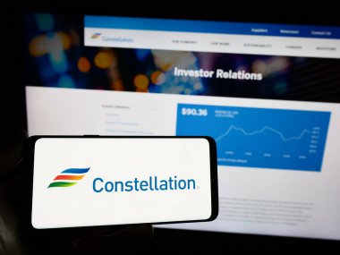 Stuttgart, Almanya - 06-25-2023: Amerikan şirketi Constellation Energy Corporation 'ın logosuna sahip cep telefonu web sayfasının önünde ekranda. Telefon ekranına odaklan.
