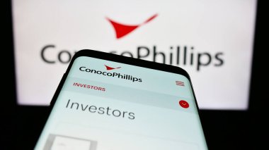 Stuttgart, Almanya - 06-25-2023: ABD petrol ve doğalgaz şirketi ConocoPhillips Company 'nin web sayfalı cep telefonu logonun önünde ekranda. Telefon ekranının sol üst kısmına odaklan.