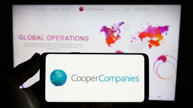 Stuttgart, Almanya - 06-25-2023: ABD 'li şirket The Cooper Companies Inc.' in logosuna sahip kişi web sitesinin önünde ekranda. Telefon ekranına odaklan.