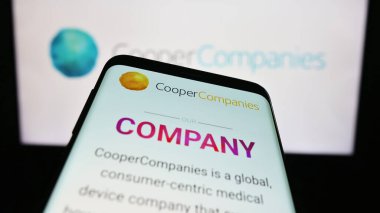 Stuttgart, Almanya - 06-25-2023: ABD 'li şirket The Cooper Companies Inc.' in web sitesi ile birlikte iş logosu önünde ekranda. Telefon ekranının sol üst kısmına odaklan.