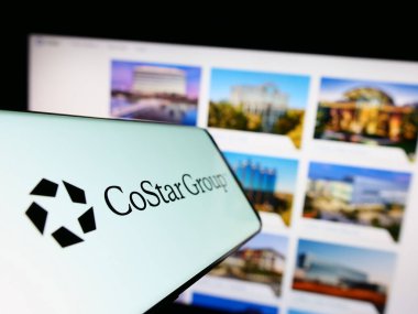 Stuttgart, Almanya - 06-25-2023: Web sitesinin önünde ekranda CoStar Group Inc. 'in logosuna sahip cep telefonu. Telefon ekranının merkez soluna odaklan.