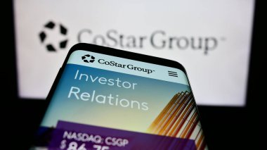 Stuttgart, Almanya - 06-25-2023: ABD 'li emlak şirketi CoStar Group Inc.' in web sitesi olan akıllı telefon iş logosu önünde ekranda. Telefon ekranının sol üst kısmına odaklan.