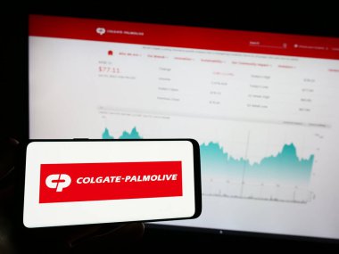 Stuttgart, Almanya - 06-25-2023: Tüketici malları şirketi Colgate-Palmolive Company 'nin logosuna sahip cep telefonu web sayfasının önünde. Telefon ekranına odaklan.