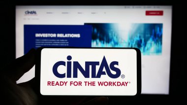 Stuttgart, Almanya: 06-25-2023: ABD 'li Cintas Corporation şirketinin logosuna sahip kişi web sitesinin önünde ekranda. Telefon ekranına odaklan.