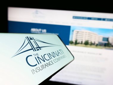 Stuttgart, Almanya: 06-25-2023: İnternet sitesi önünde ekranda Cincinnati Financial Corporation 'ın logosu bulunan cep telefonu. Telefon ekranının merkez soluna odaklan.