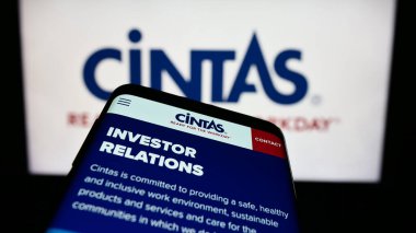 Stuttgart, Almanya: 06-25-2023: ABD 'li Cintas Corporation şirketinin web sitesinin bulunduğu cep telefonu iş logosu önünde ekranda. Telefon ekranının sol üst kısmına odaklan.