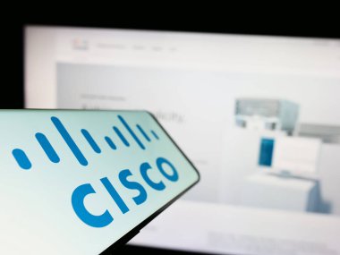 Stuttgart, Almanya: 06-25-2023: İnternet sitesinin önünde ekranda Cisco Systems Inc. 'in logosuna sahip cep telefonu. Telefon ekranının soluna odaklan.