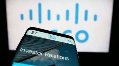Stuttgart, Almanya: 06-25-2023: ABD 'li iletişim şirketi Cisco Systems Inc.' nin web sitesi ile birlikte ticari logo önünde ekranda. Telefon ekranının sol üst kısmına odaklan.