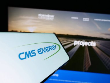 Stuttgart, Almanya: 06-25-2023: Web sitesinin önünde ekranda Amerikan kamu hizmeti şirketi CMS Energy Corporation 'ın logosuna sahip akıllı telefon. Telefon ekranının merkez sağına odaklan.