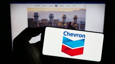Stuttgart, Almanya: 06-25-2023: ABD 'li enerji şirketi Chevron Corporation' ın logosunu taşıyan kişi web sitesinin önünde ekranda. Telefon ekranına odaklan.
