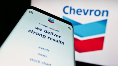 Stuttgart, Almanya: 06-25-2023: İş logosu önünde ekranda ABD 'li enerji şirketi Chevron Corporation' ın web sitesi bulunan cep telefonu. Telefon ekranının sol üst kısmına odaklan.