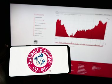 Stuttgart, Almanya: 06-25-2023: ABD 'li tüketici malları şirketi Church Dwight Co. Inc.' nin logosu olan cep telefonu web sayfası önünde ekranda. Telefon ekranına odaklan.