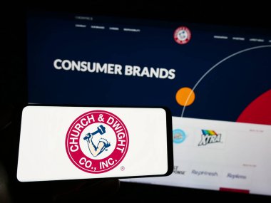 Stuttgart, Almanya: 06-25-2023: ABD 'li tüketici malları şirketi Church Dwight Co. Inc.' nin logosu olan cep telefonu web sayfasının önünde ekranda. Telefon ekranına odaklan.