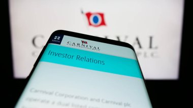 Stuttgart, Almanya - 06-25-2023: Seyahat şirketi Carnival Corporation plc 'in web sitesi olan cep telefonu iş logosu önünde ekranda. Telefon ekranının sol üst kısmına odaklan.