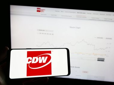 Stuttgart, Almanya - 06-25-2023: Amerikan teknoloji şirketi CDW Corporation 'ın logosunun bulunduğu cep telefonu web sayfası önünde ekranda. Telefon ekranına odaklan.