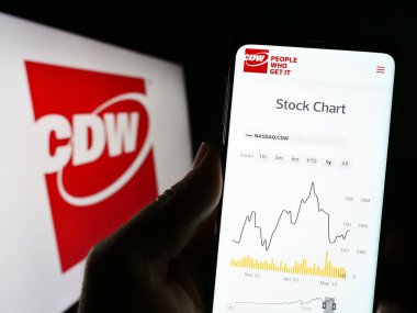 Stuttgart, Almanya - 06-25-2023: ABD 'li teknoloji şirketi CDW Corporation' ın web sitesi olan kişi logo önünde ekranda. Telefon ekranının merkezine odaklan.