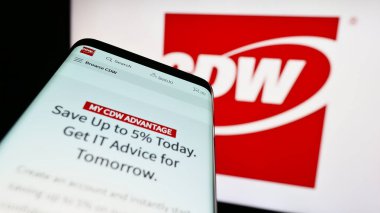 Stuttgart, Almanya - 06-25-2023: ABD 'li teknoloji şirketi CDW Corporation' ın web sayfası iş logosu önünde ekranda. Telefon ekranının sol üst kısmına odaklan.
